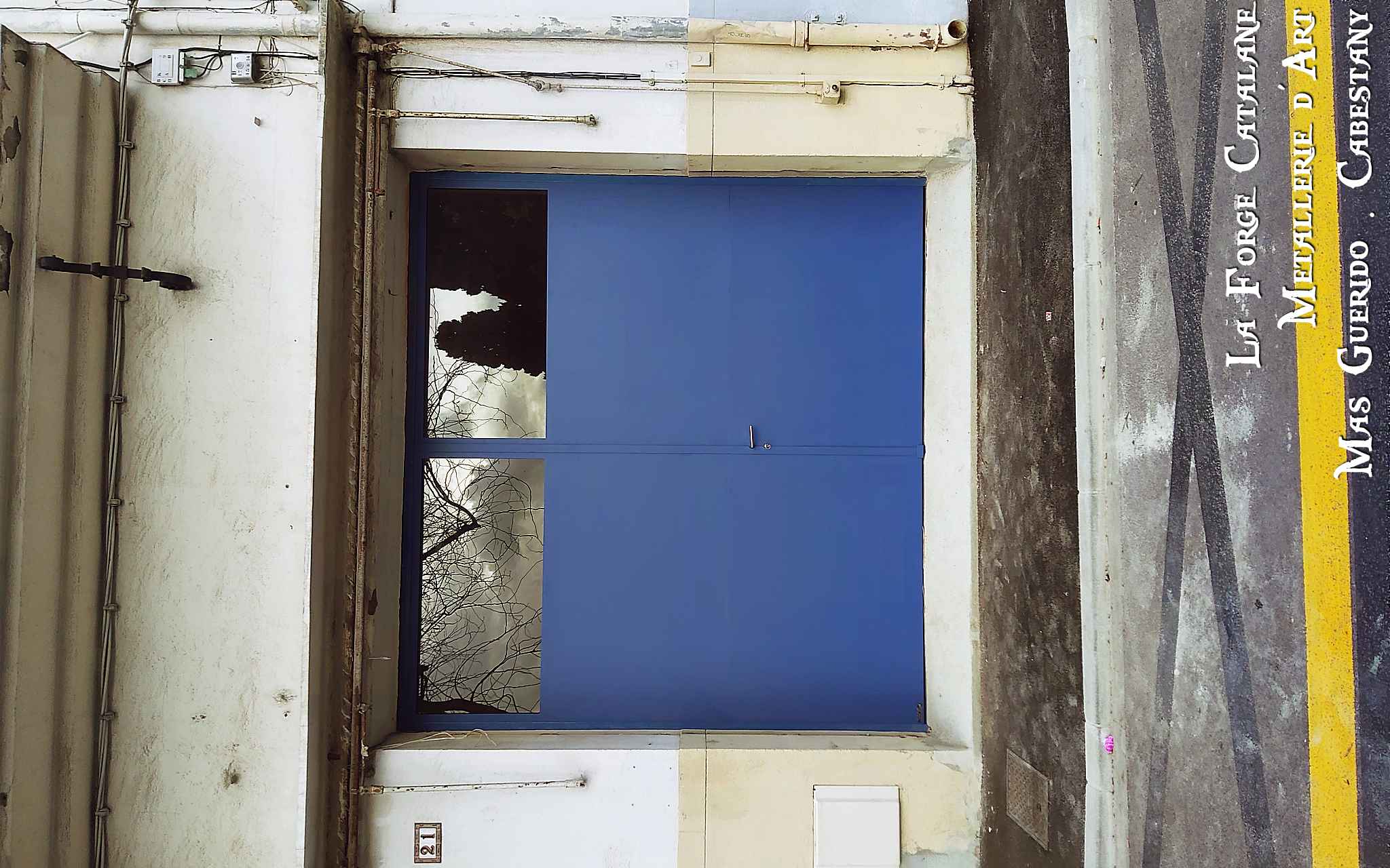 porte de garage deux vantaux avec imposte vitrée forge catalane.jpg